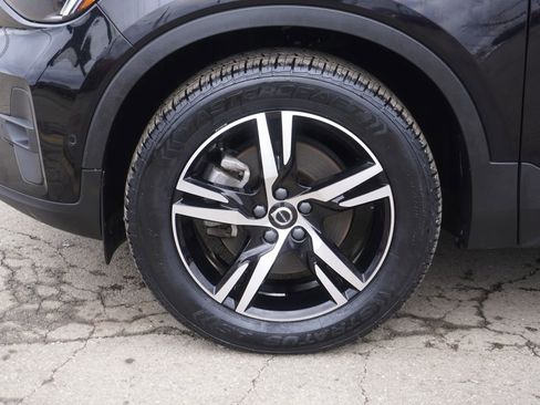 Used 2023 Volvo XC40 B5 Plus image 10