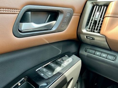 Used 2024 Nissan Pathfinder Platinum FWD image 25