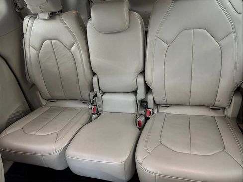 Used 2017 Chrysler Pacifica Touring-L w/ Tire & Wheel Group FWD image 44