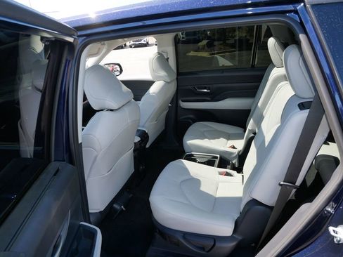 Certified 2025 Toyota Grand Highlander AWD image 11