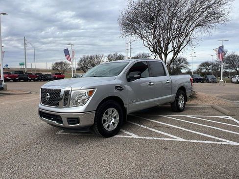 Used 2017 Nissan Titan SV image 2