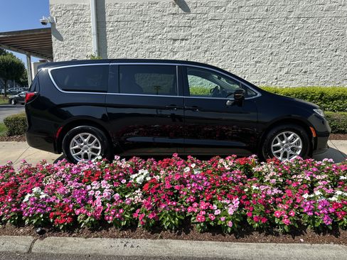Used 2024 Chrysler Pacifica Touring-L FWD image 9