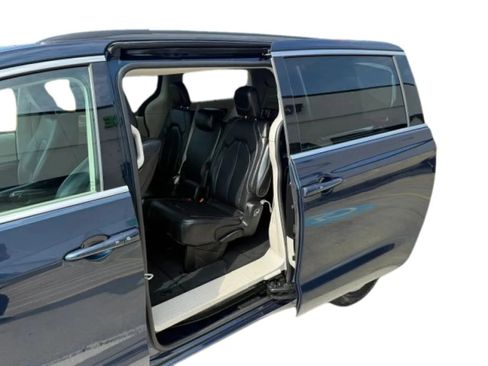 Used 2022 Chrysler Pacifica Touring-L w/ Uconnect Theater Family Group FWD image 15