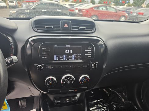 Used 2018 Kia Soul FWD image 16