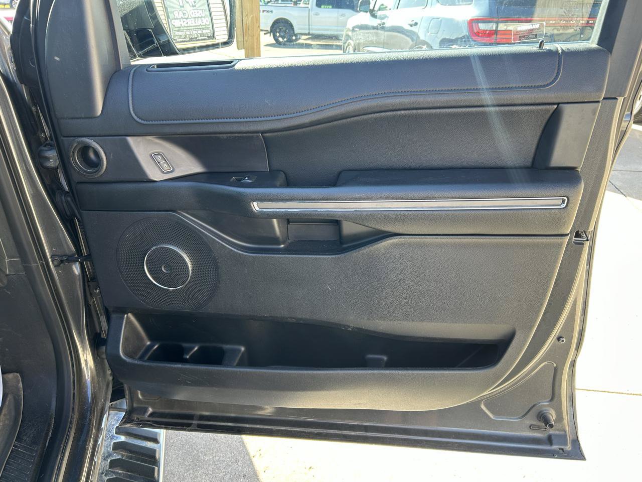 Used 2019 Ford Expedition XLT w/ Equipment Group 202A AWD/4WD image 17