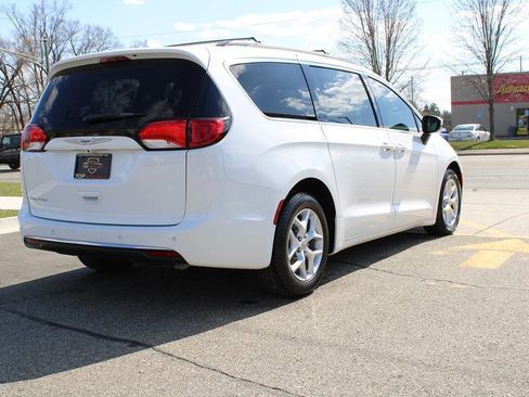 Used 2017 Chrysler Pacifica Touring Plus w/ Tire & Wheel Group image 10