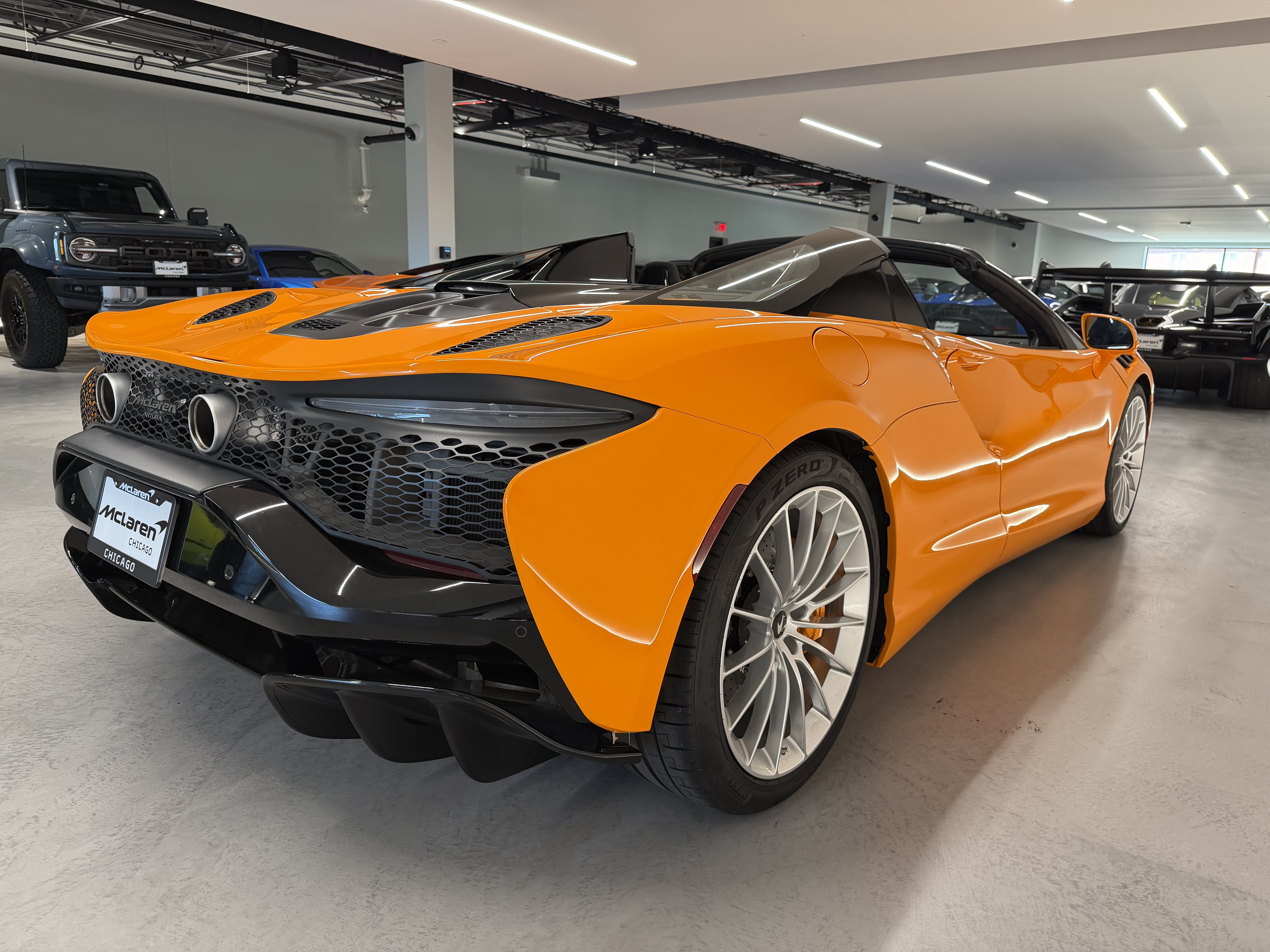 Used 2025 McLaren Artura Spider RWD image 5