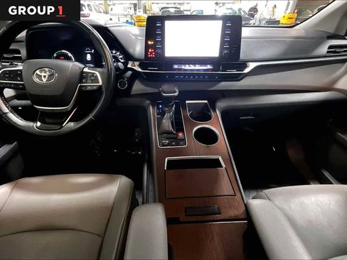 Used 2021 Toyota Sienna XLE image 16