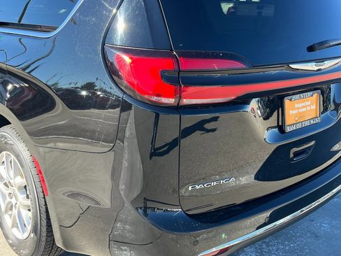 Certified 2024 Chrysler Pacifica Touring-L image 20