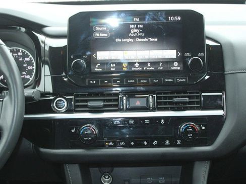 Used 2024 Nissan Pathfinder SL image 15