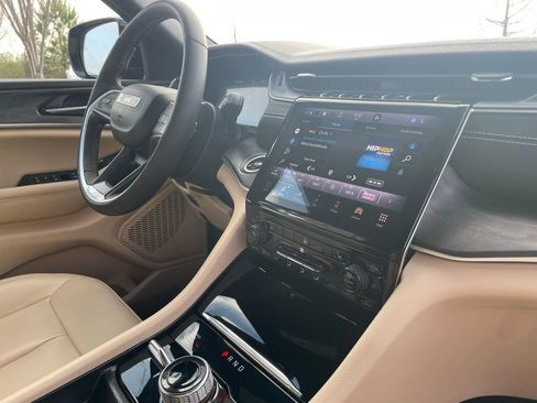 Used 2024 Jeep Grand Cherokee Limited image 31