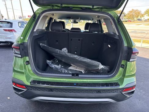 New 2026 Volkswagen Taos SE FWD image 11