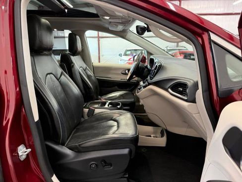 Used 2019 Chrysler Pacifica Limited FWD image 26