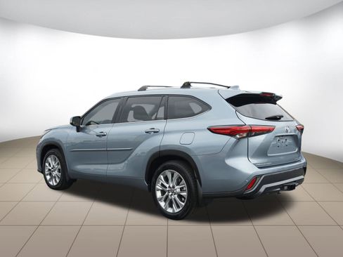 Used 2022 Toyota Highlander Limited image 5