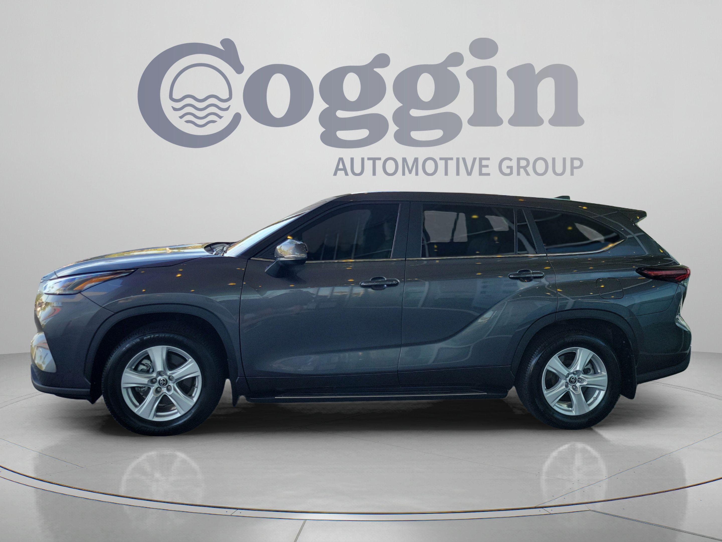 Used 2024 Toyota Highlander LE AWD/4WD image 3
