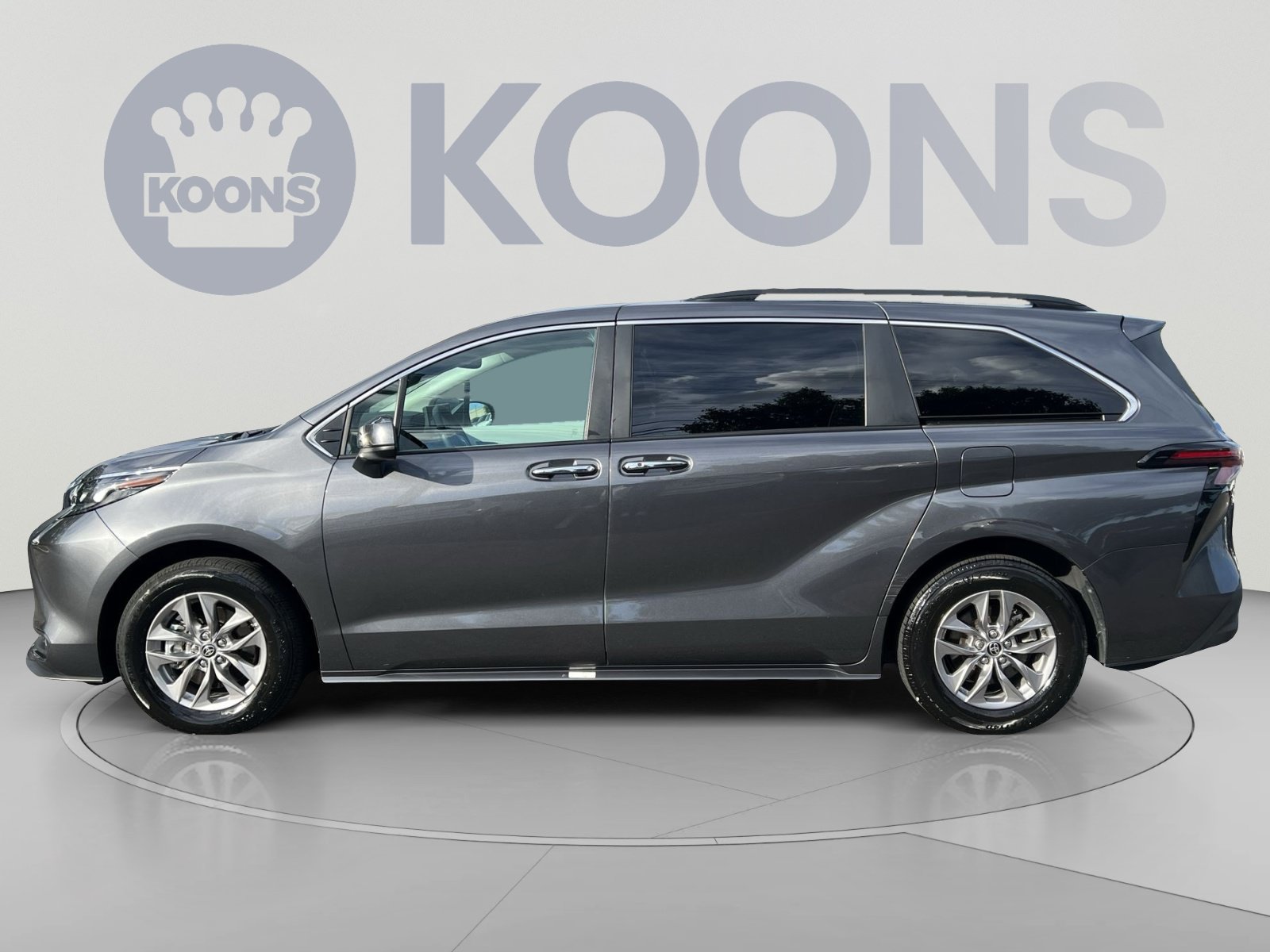 Used 2025 Toyota Sienna XLE FWD image 2