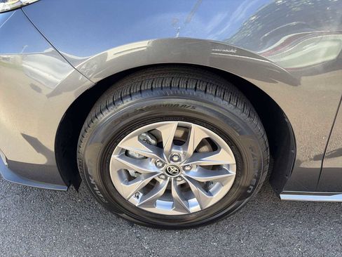 Used 2025 Toyota Sienna XLE image 19