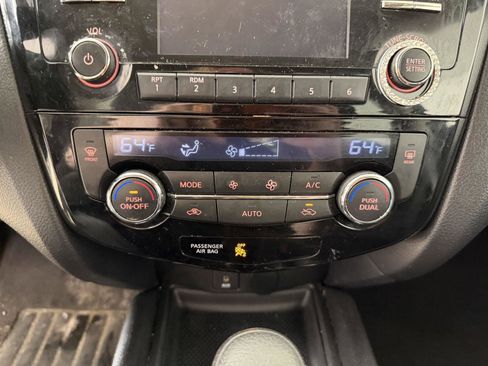 Used 2015 Nissan Rogue SV image 22