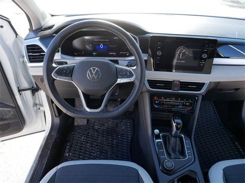 Certified 2025 Volkswagen Taos SE w/ Panoramic Sunroof Package image 21