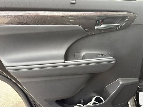 Used 2024 Toyota Highlander Platinum image 23