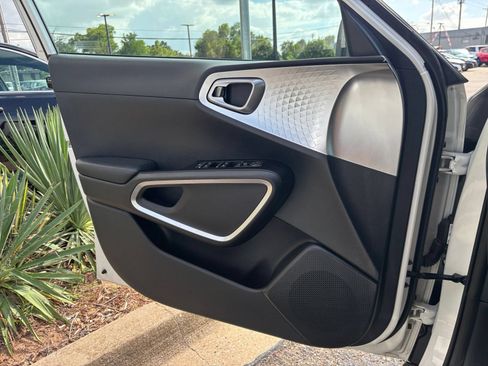 Used 2025 Kia Soul LX w/ LX Technology Package FWD image 18