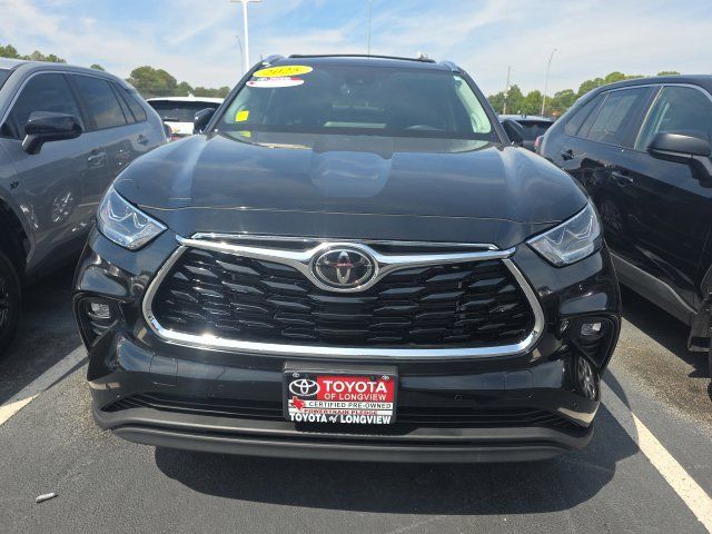 Used 2025 Toyota Highlander Limited FWD image 2