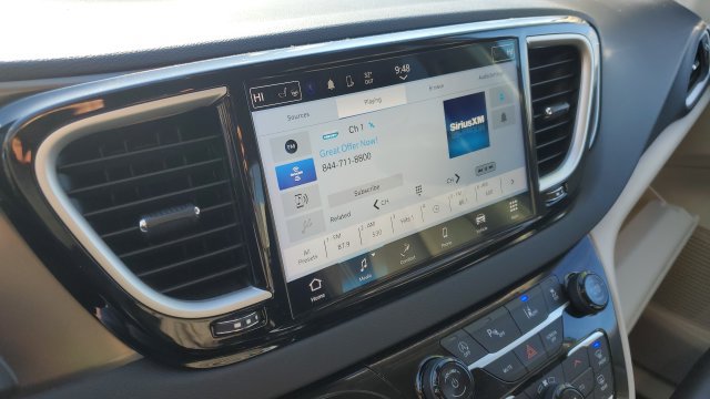 Used 2024 Chrysler Pacifica Touring-L FWD image 13