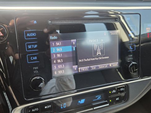 Used 2018 Toyota Corolla LE FWD image 19