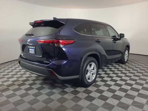 Used 2021 Toyota Highlander LE AWD/4WD image 3