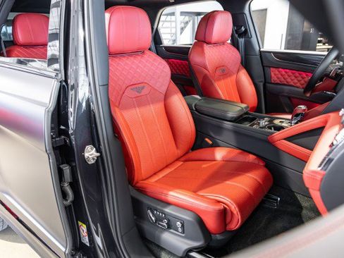 Used 2023 Bentley Bentayga AWD/4WD image 54