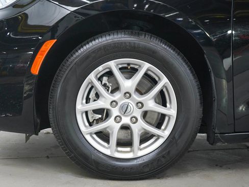 Used 2025 Chrysler Pacifica Select FWD image 31