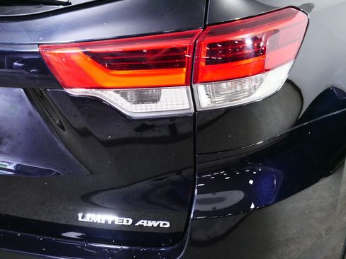 Used 2019 Toyota Highlander Limited Platinum AWD/4WD image 17