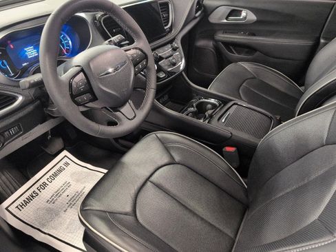 Used 2025 Chrysler Pacifica Premium FWD image 10