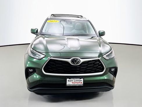 Used 2024 Toyota Highlander XLE image 2