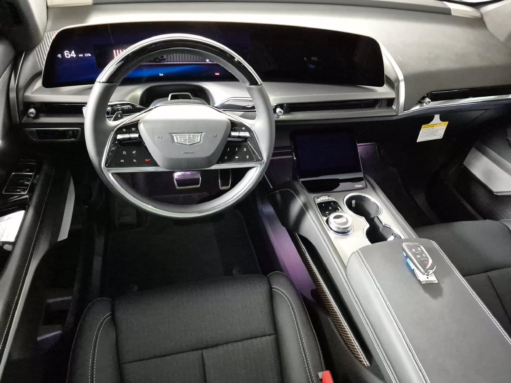 New 2027 Cadillac Vistiq Sport w/ LPO, Floor Liner Package AWD/4WD image 10