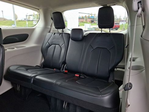 Used 2024 Chrysler Pacifica Touring-L image 11