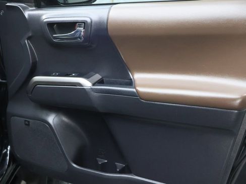 Used 2022 Toyota Tacoma Limited image 11