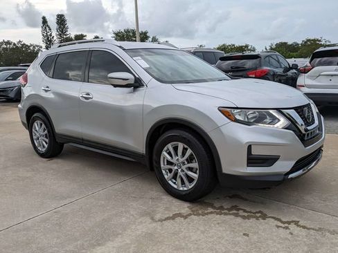 Used 2018 Nissan Rogue SV w/ Premium Package FWD image 2