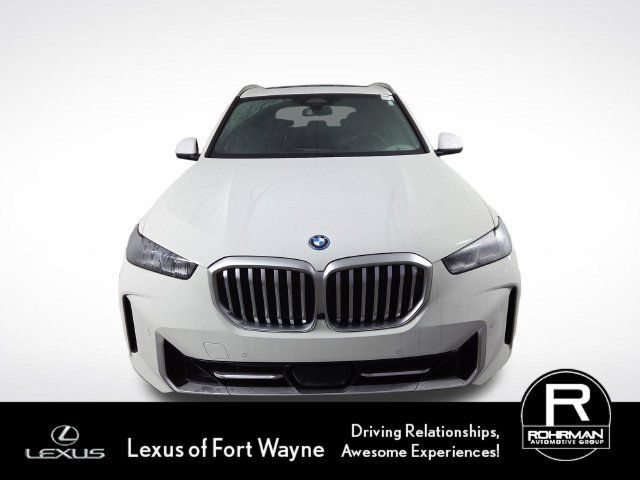 Used 2025 BMW X5 xDrive50e AWD/4WD image 3