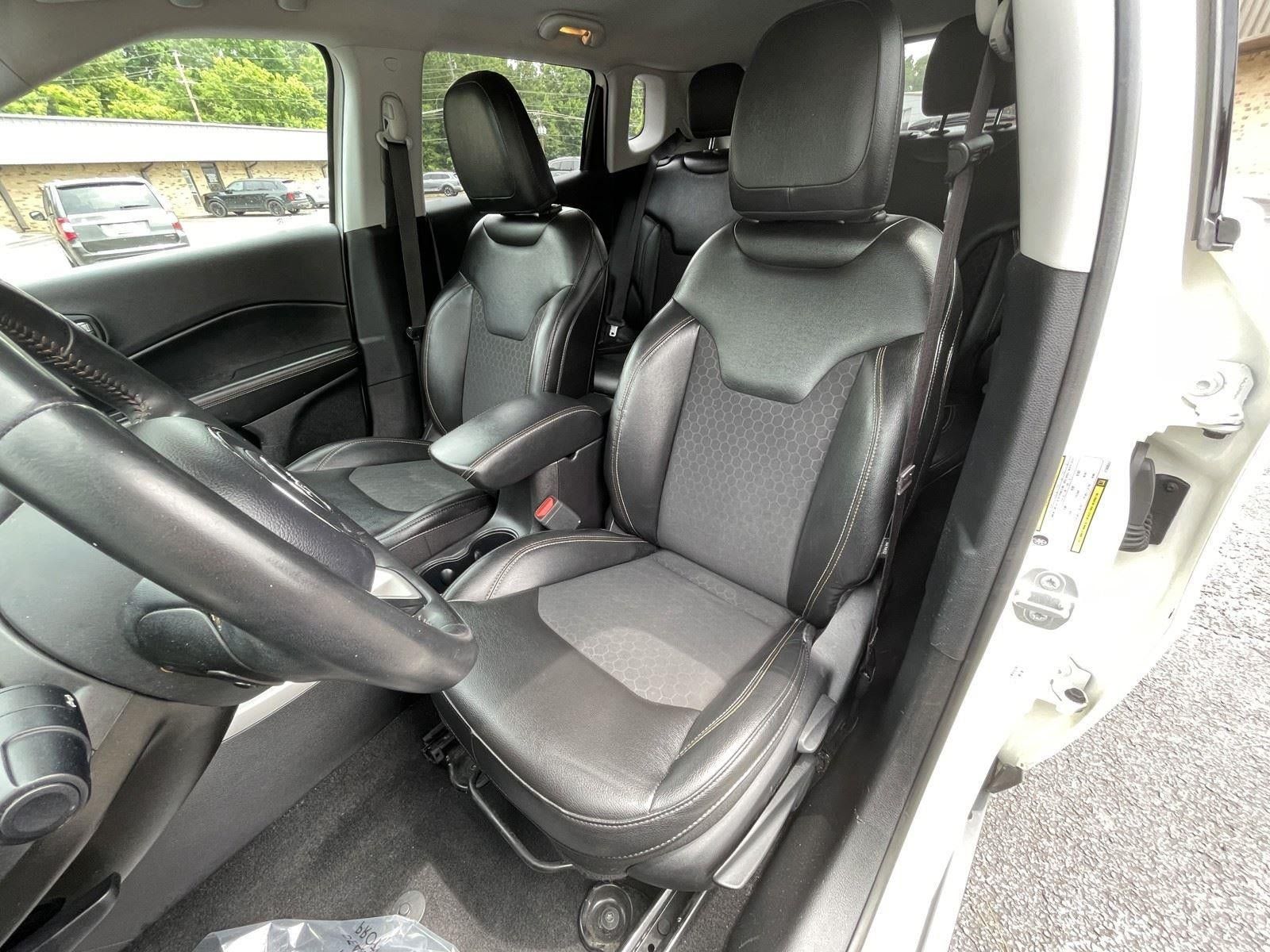Used 2018 Jeep Compass Latitude FWD image 11