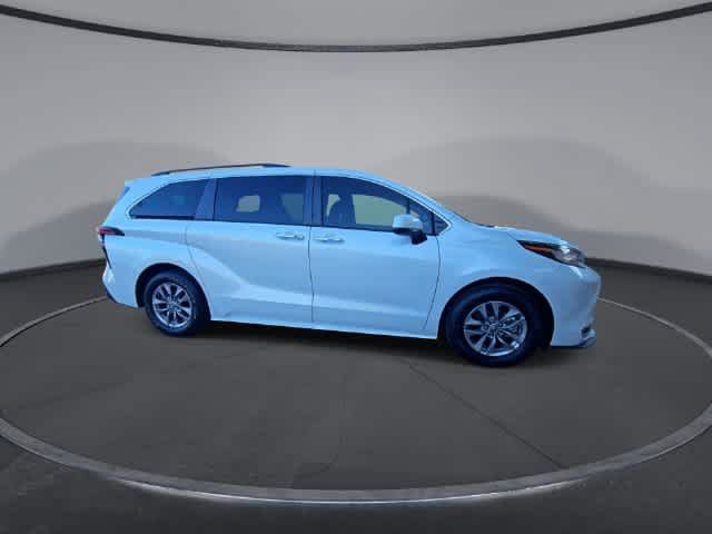 Used 2022 Toyota Sienna XLE FWD image 9