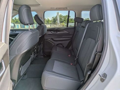 Used 2023 Jeep Grand Cherokee Laredo RWD image 14