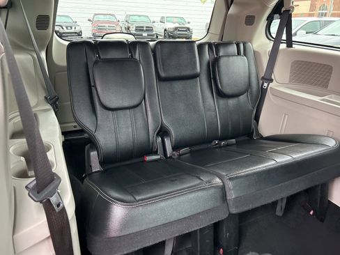 Used 2016 Chrysler Town & Country Touring image 11