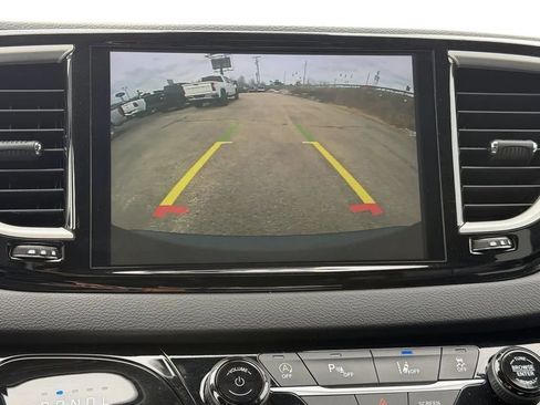 Used 2023 Chrysler Pacifica Touring-L image 9