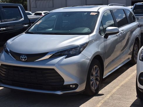 Used 2025 Toyota Sienna XLE FWD image 2