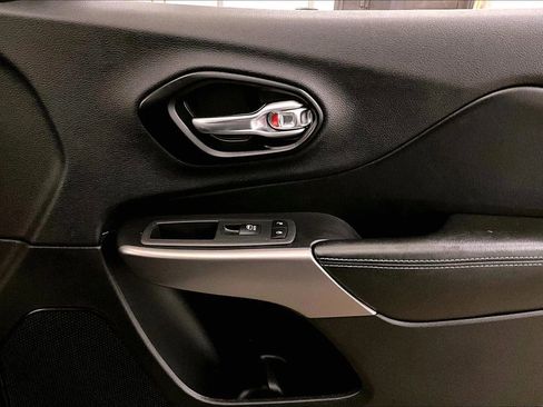 Used 2020 Jeep Cherokee Latitude Plus image 24