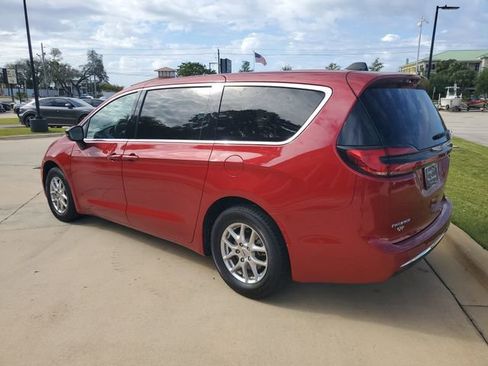 Used 2025 Chrysler Pacifica Select FWD image 3