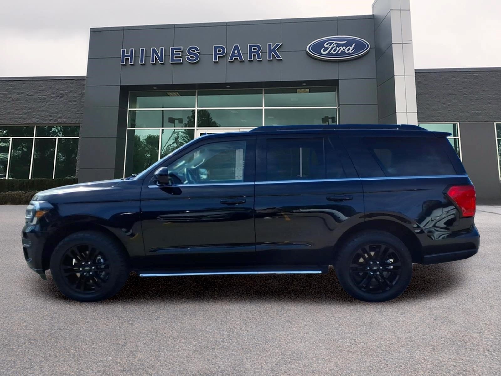 Used 2023 Ford Expedition XLT AWD/4WD image 4