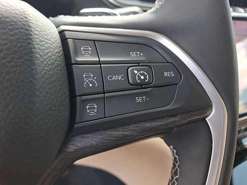 Used 2025 Jeep Grand Cherokee L Limited AWD/4WD image 24