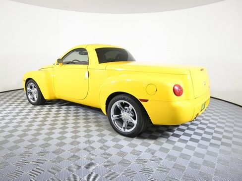 Used 2005 Chevrolet SSR w/ Preferred Equipment Group RWD image 4